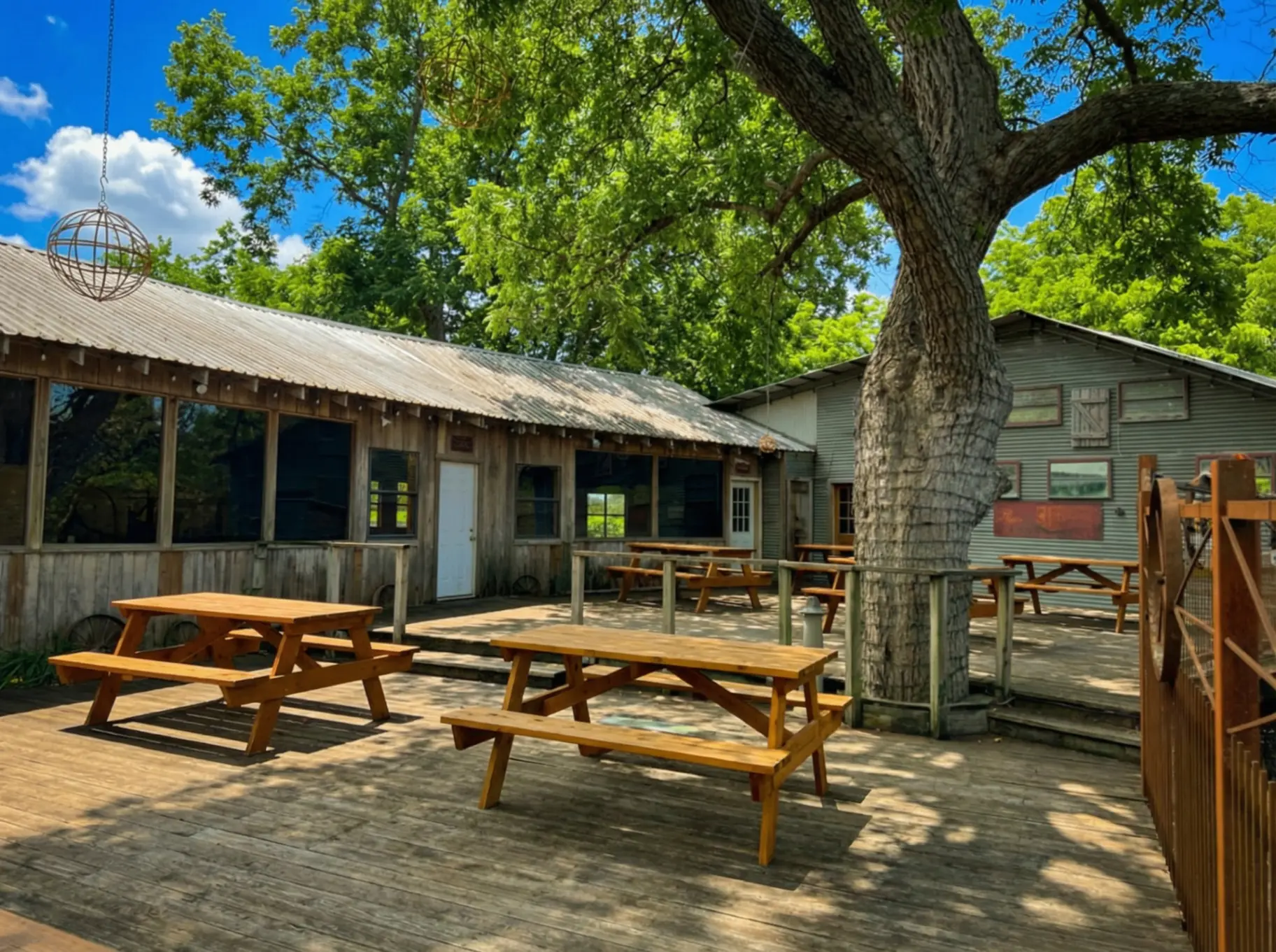 The Lily House - deck with picnic tables